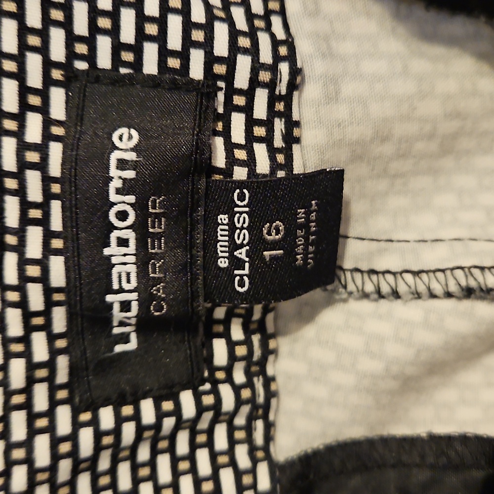 Liz Claiborne Career Cropped Pant. Size 16. - Picture 2 of 6